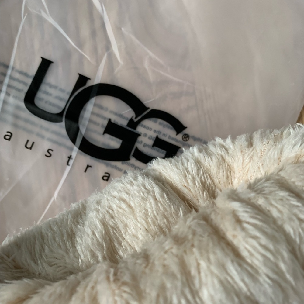 Ladies UGG hat - Picture 2 of 2